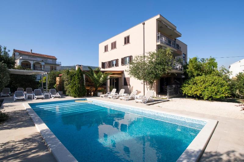 Apartments with swimming pool Kastel Stafilic Kastela - 24312 - image 1
