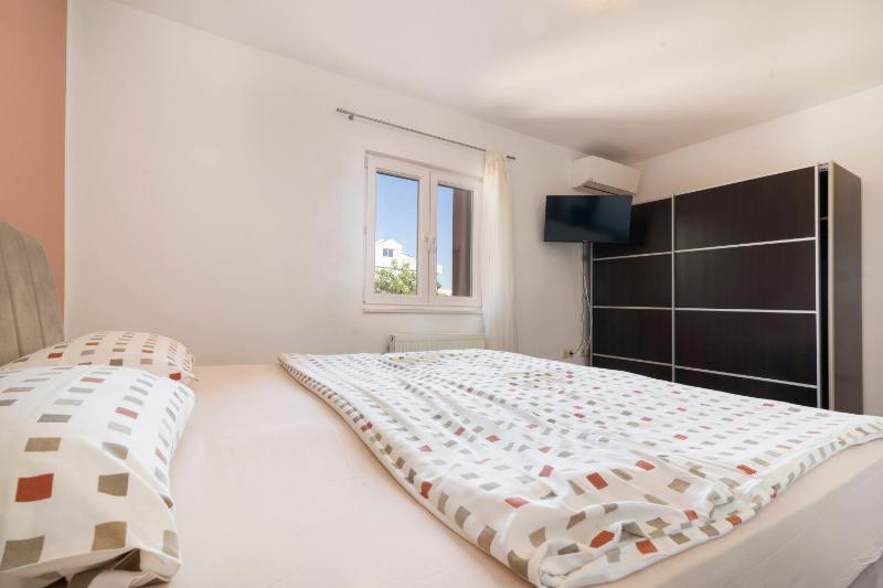 Apartments with swimming pool Kastel Stafilic Kastela - 24312 - image 9