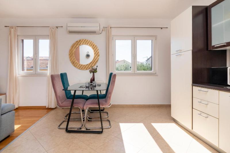 Apartments with swimming pool Kastel Stafilic Kastela - 24312 - image 2