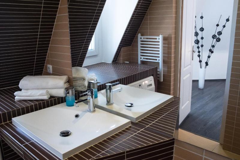 Helena apartment with view on St. Stephan's Basilica - image 4