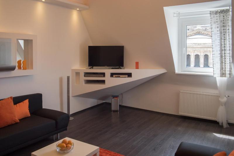 Helena apartment with view on St. Stephan's Basilica - image 7