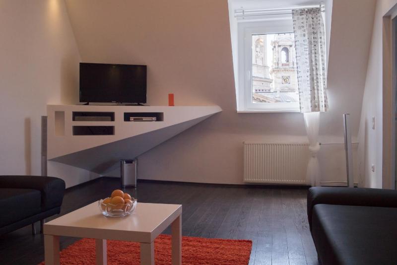 Helena apartment with view on St. Stephan's Basilica - image 11