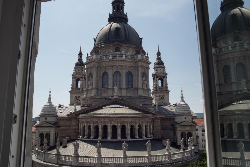 Helena apartment with view on St. Stephan's Basilica - image 15