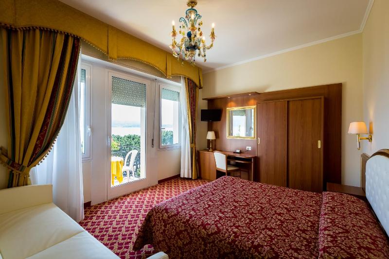 Triple Room with Lake View image 2