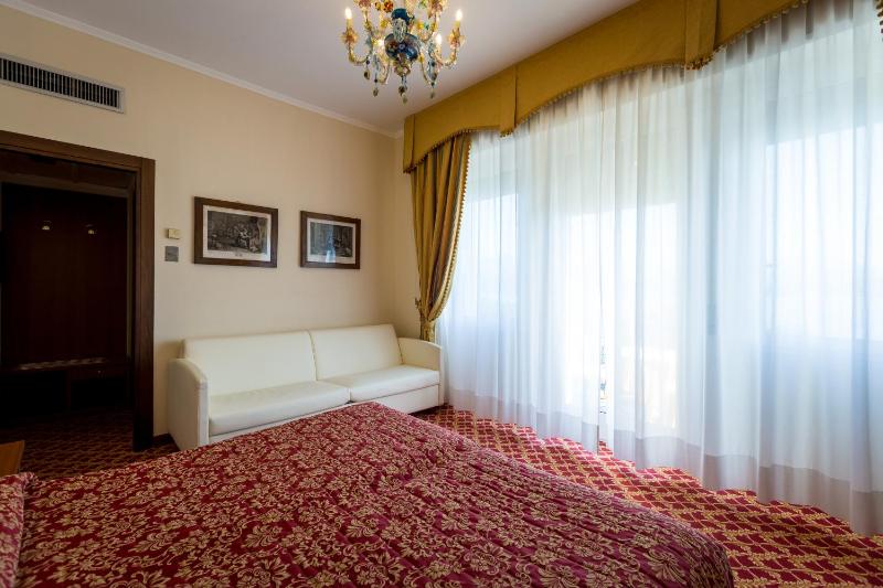 Triple Room with Lake View image 3