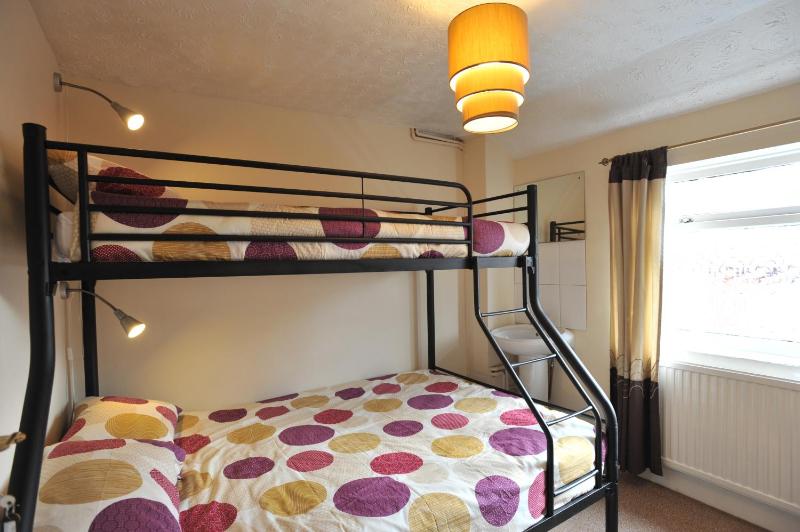 Standard Twin Room with Shared Bathroom image 1