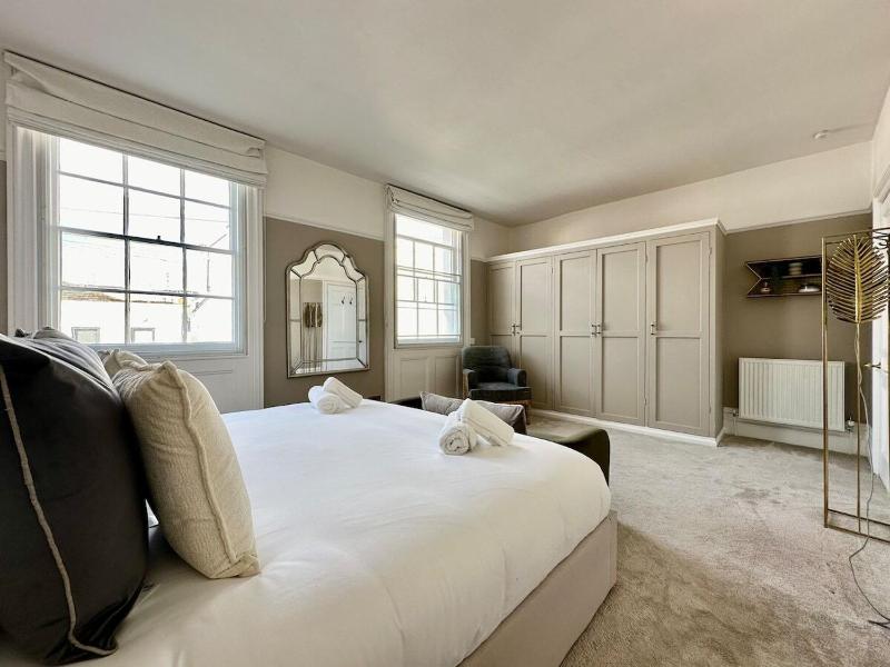 Beautiful 5-Bed Regency Home in Montpellier - image 19