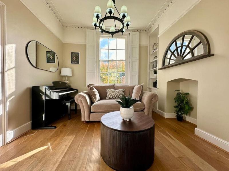Beautiful 5-Bed Regency Home in Montpellier - image 35