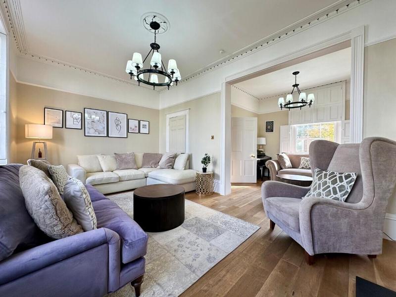 Beautiful 5-Bed Regency Home in Montpellier - image 26