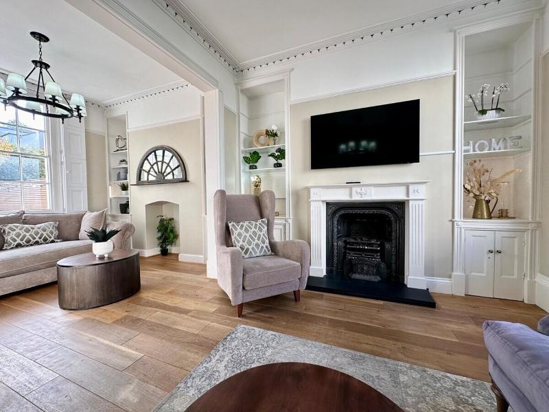Beautiful 5-Bed Regency Home in Montpellier - image 37