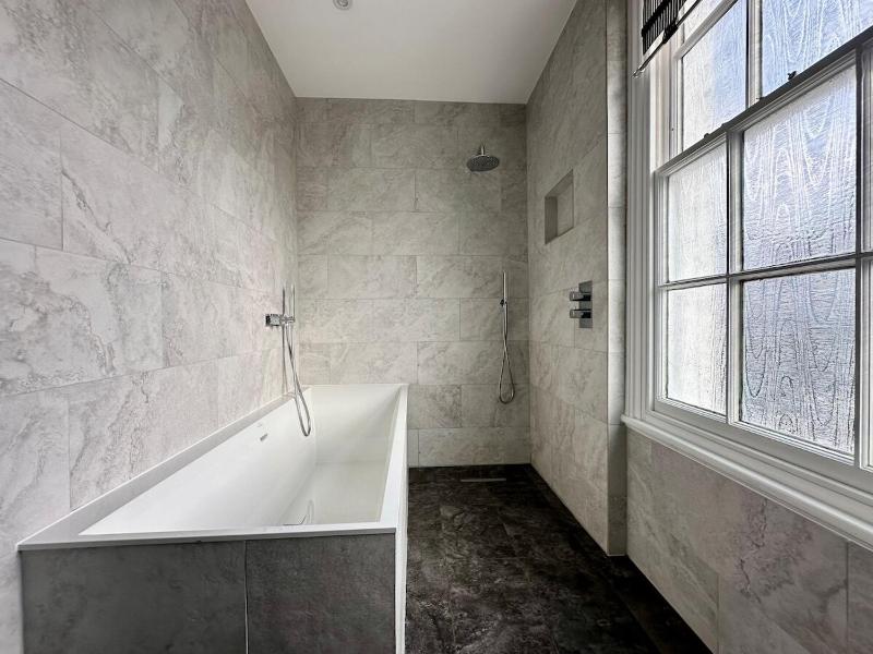 Beautiful 5-Bed Regency Home in Montpellier - image 24