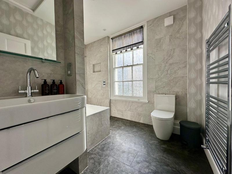 Beautiful 5-Bed Regency Home in Montpellier - image 30