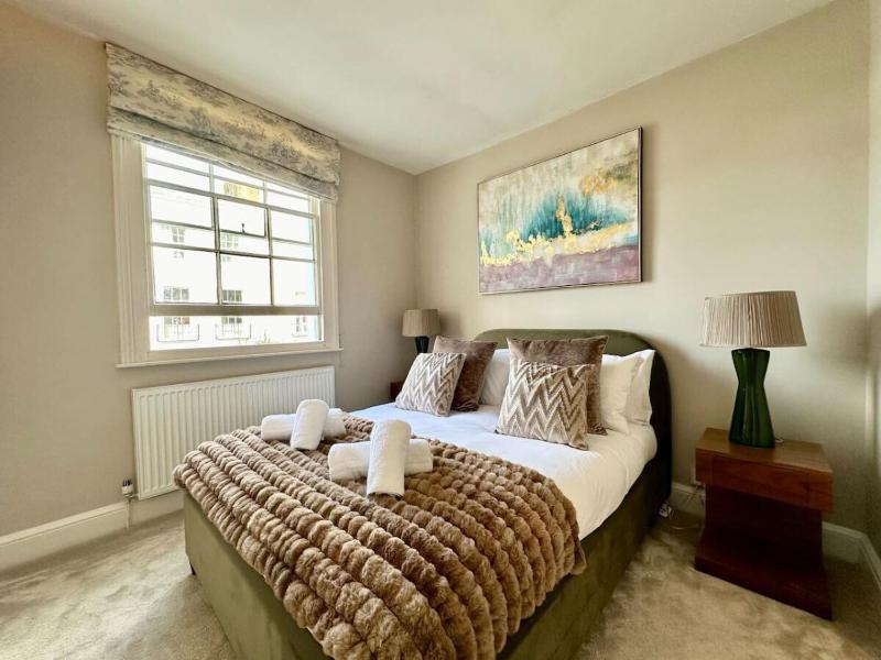 Beautiful 5-Bed Regency Home in Montpellier - image 7