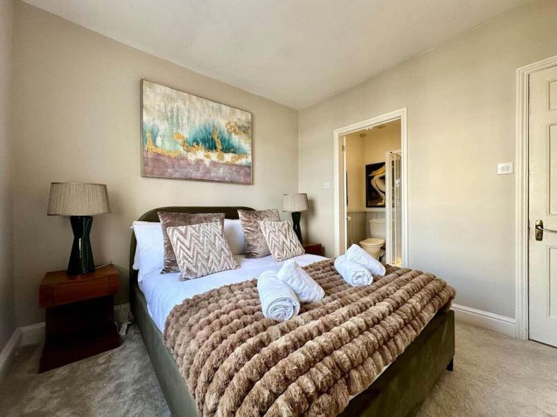Beautiful 5-Bed Regency Home in Montpellier - image 33