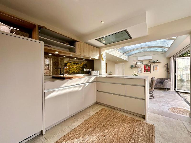 Beautiful 5-Bed Regency Home in Montpellier - image 22
