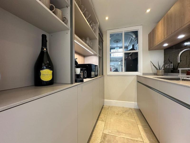 Beautiful 5-Bed Regency Home in Montpellier - image 2