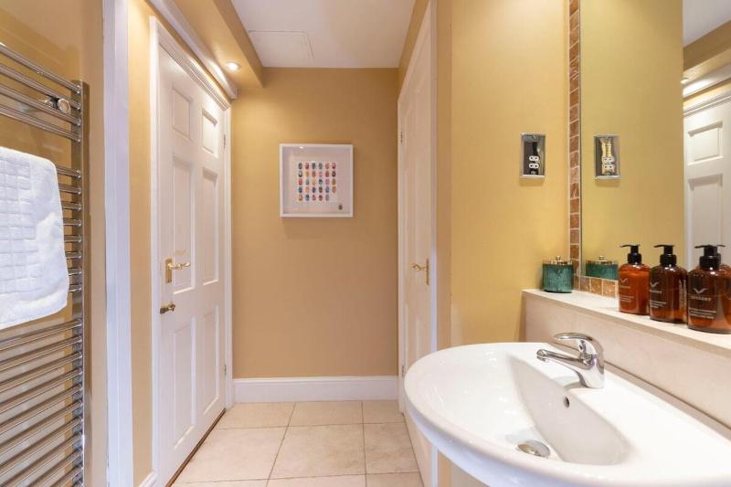 Beautiful 5-Bed Regency Home in Montpellier - image 11
