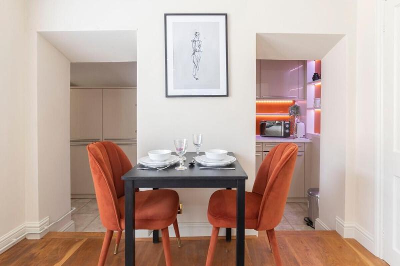 Beautiful 5-Bed Regency Home in Montpellier - image 3