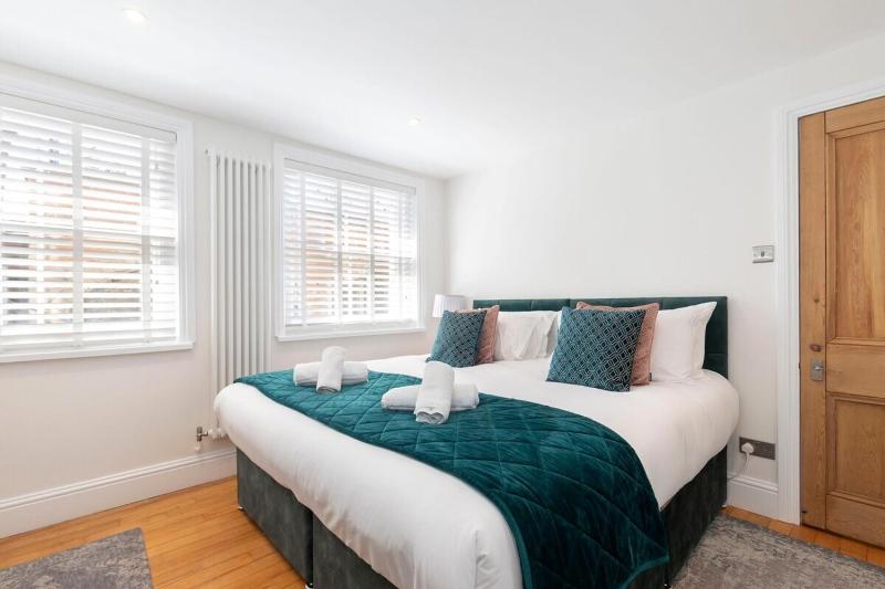 Charming Two Bedroom Apartment in Fairview - image 2