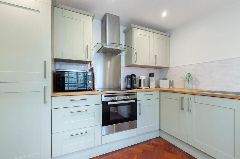 Charming Two Bedroom Apartment in Fairview - image 8