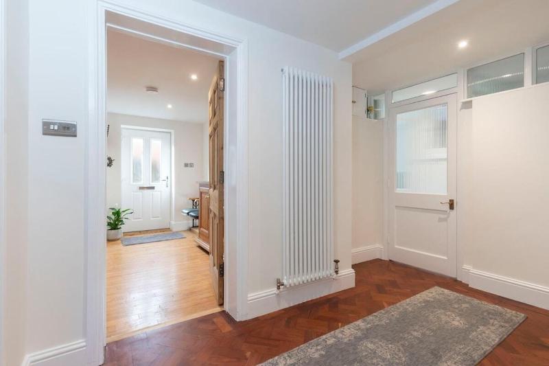 Charming Two Bedroom Apartment in Fairview - image 30