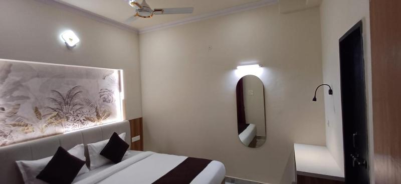 Raghav Vilas Luxury 2BHK Near Vishwanath Temple - image 4