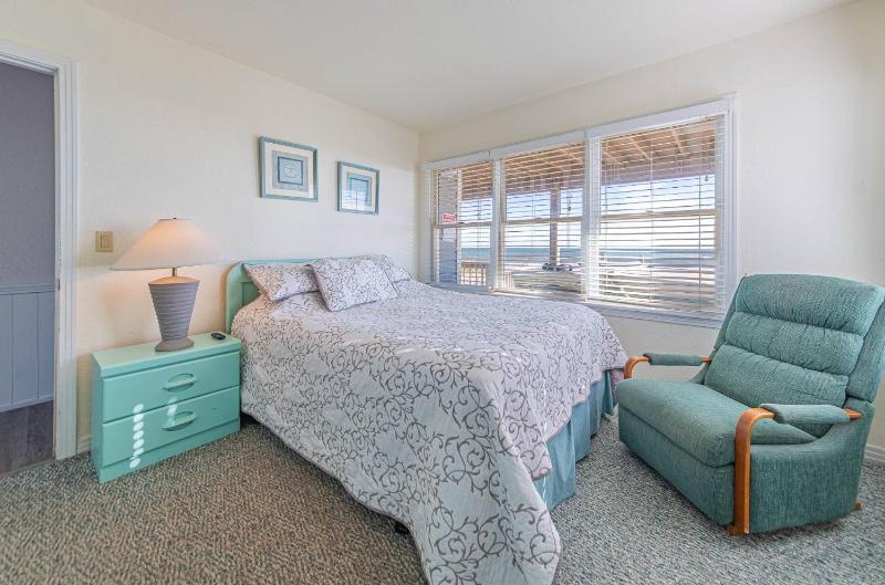 Jubilee by the Sea - Village at Nags Head Oceanfront Ocean View Elevator Pool Hot Tub Flex Stays - image 13