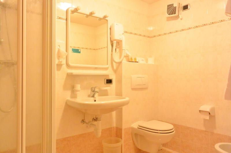 Two Connecting Double Rooms image 4