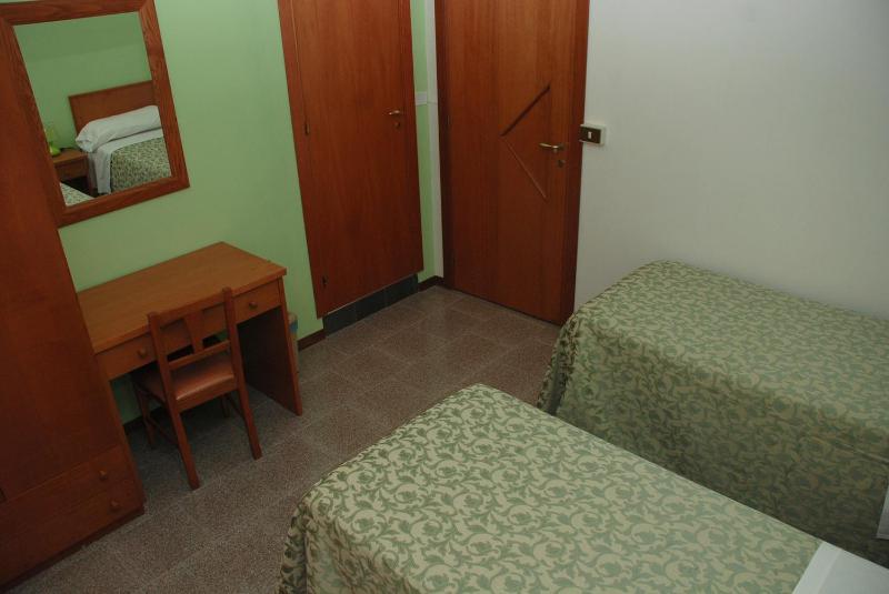 Twin Room with Private Bathroom image 3