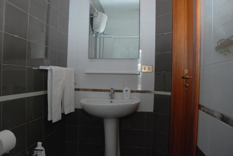 Twin Room with Private Bathroom image 2