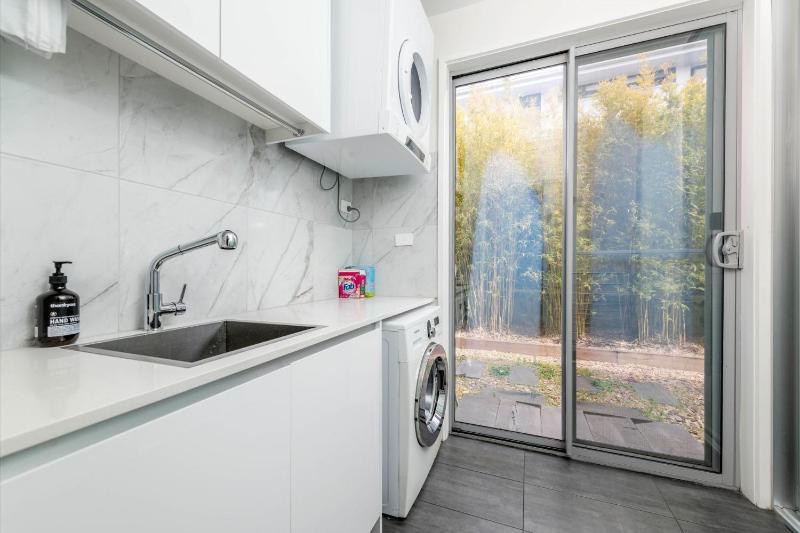 Spacious Family Home Near Mt. Stromlo - image 8