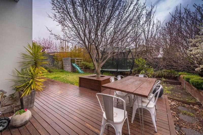 Spacious Family Home Near Mt. Stromlo - image 7