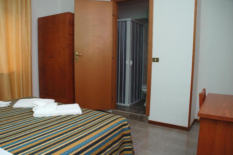 Double Room with Private Bathroom image 4
