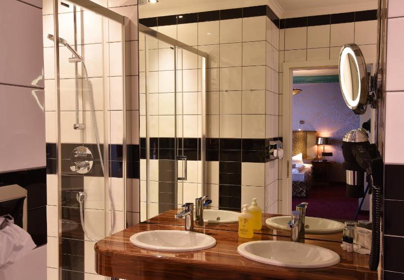 Premium Plus Double or Twin Room - Garden Side image 2