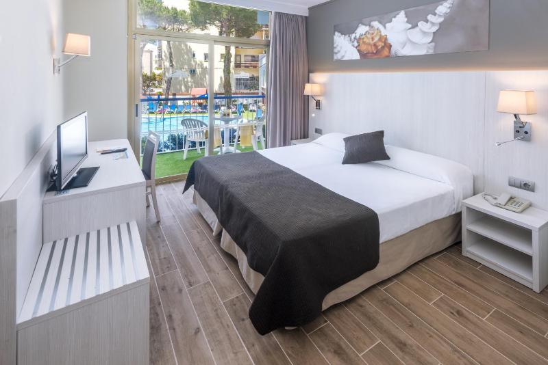 Twin Room with Balcony and Pool View image 1