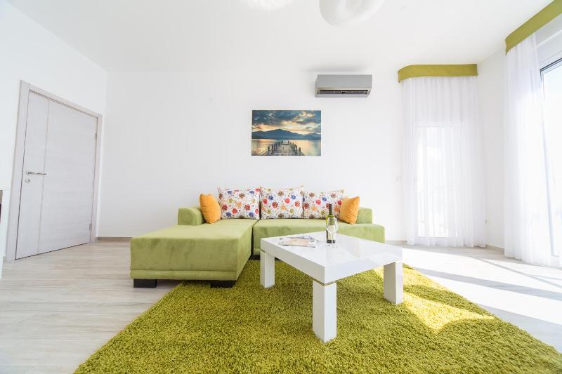 One-Bedroom Apartment with Sea View image 4