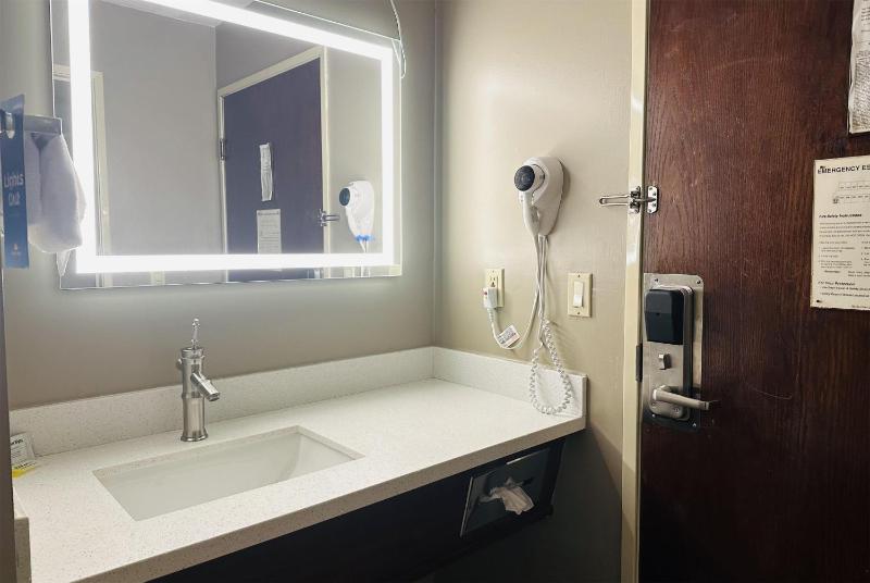Days Inn by Wyndham Seatac Airport - image 13