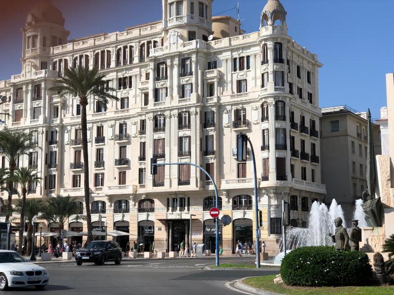 Apartamento en Centro Alicante junto al Mercado con terraza By Turihome - image 5