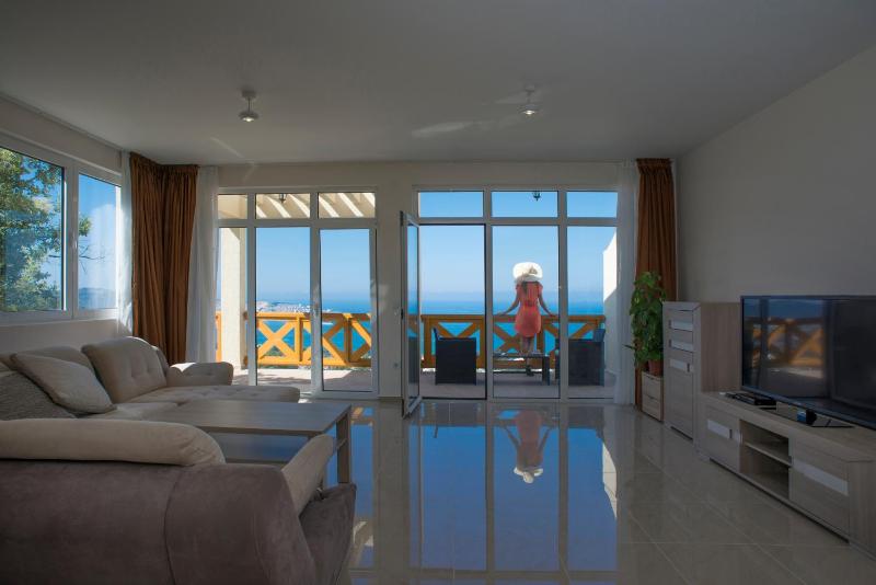 One-Bedroom Apartment with Terrace and Sea View image 2