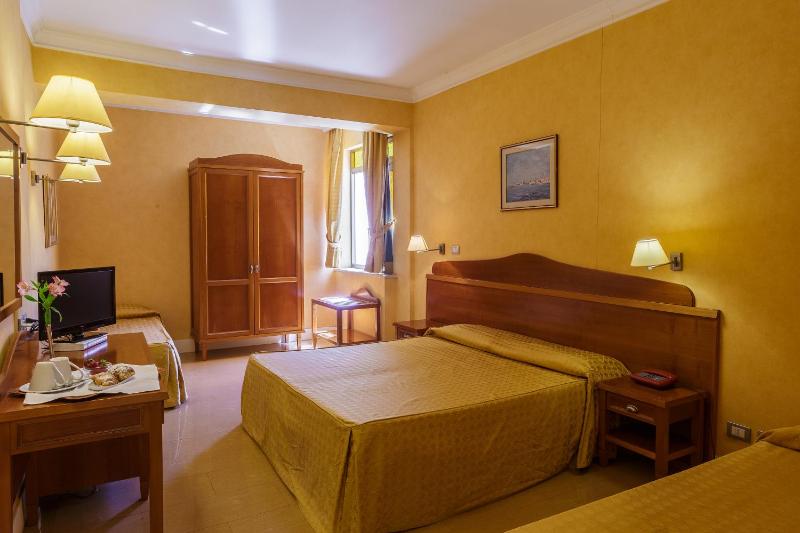 Economy Triple Room image 2