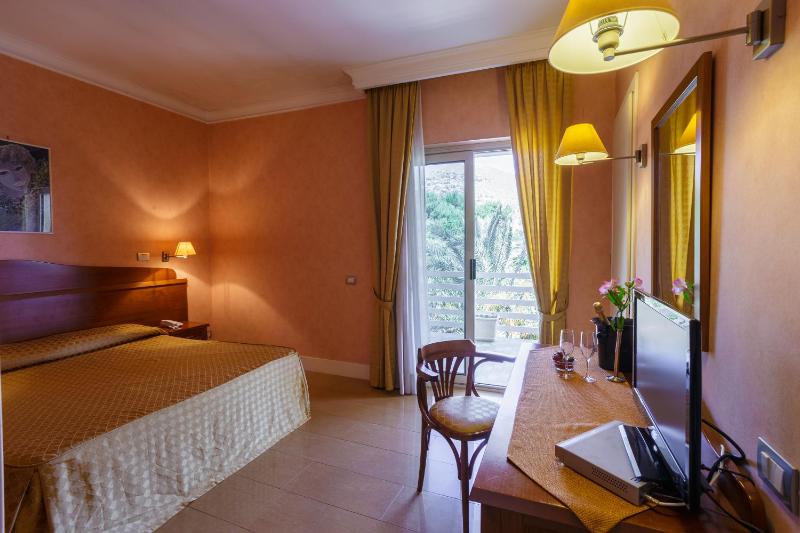 Superior Triple Room image 1