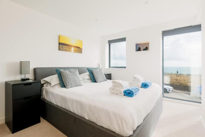 Rise and Shine - With a Balcony On the Seafront - image 9