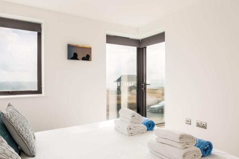 Rise and Shine - With a Balcony On the Seafront - image 2