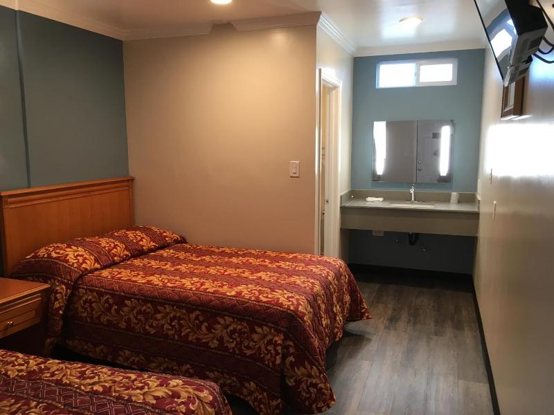 Deluxe Triple Room image 1