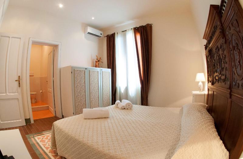 Double Room with Balcony image 2