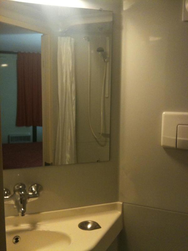Triple Room (1 Double Bed + 1 Single Bed) image 3