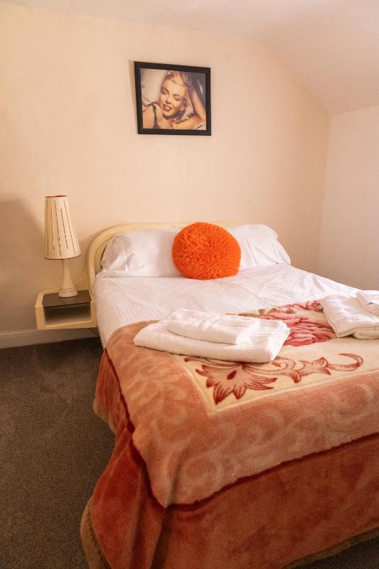 Half Moon House - Timeless Charm with Sea Views - image 10
