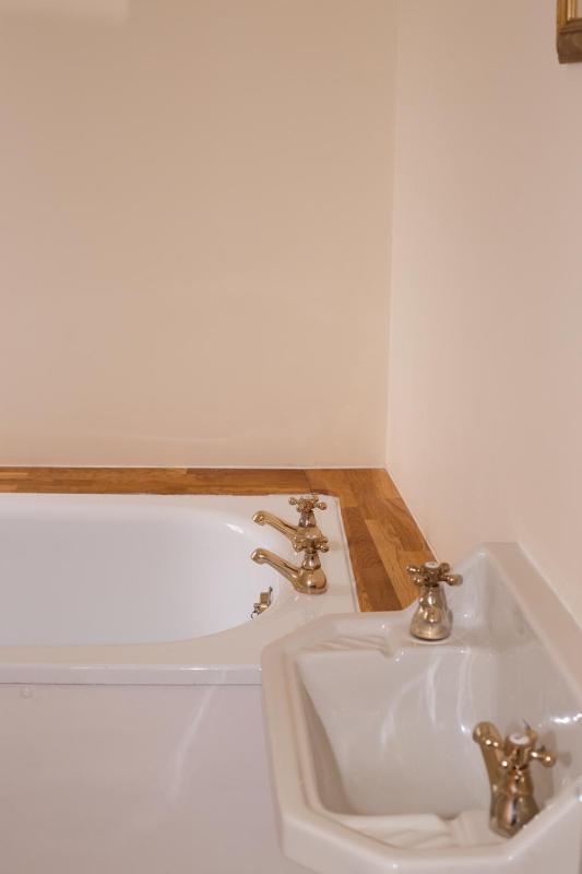 Half Moon House - Timeless Charm with Sea Views - image 7