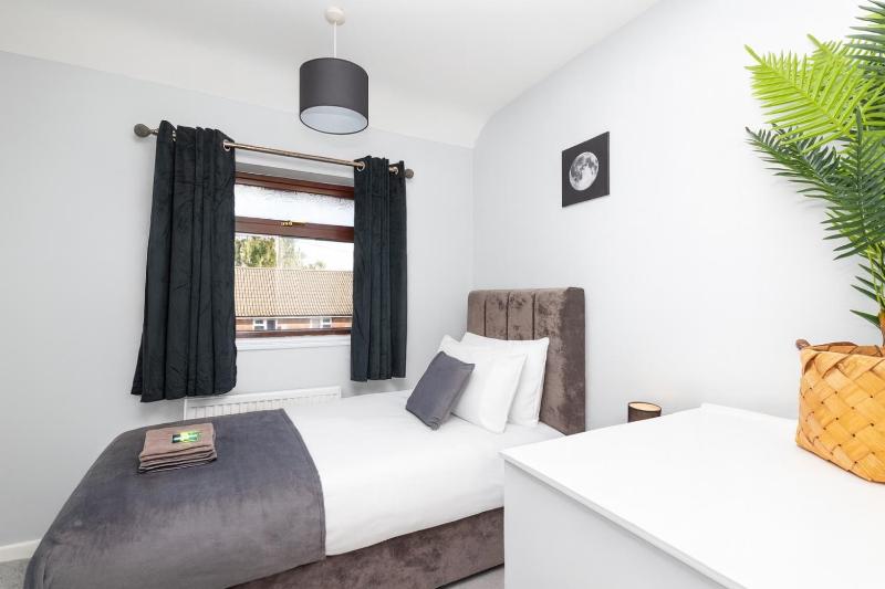 Newhall by Alt-Stay Contractor Accommodation - 3 Bed Contractor Home With Parking Wi-Fi & Full Kitchen - Ideal For Long stays - image 16