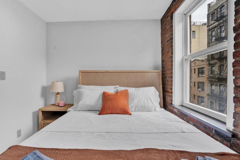 SoHo Designer 2BR with balcony - image 9
